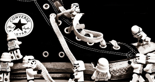 storm-troopers-tying-a-sneaker