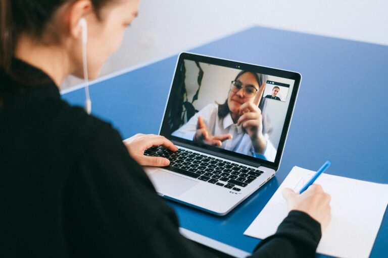 Mastering Virtual Interviews: How to Build Rapport and Show Confidence on Screen 